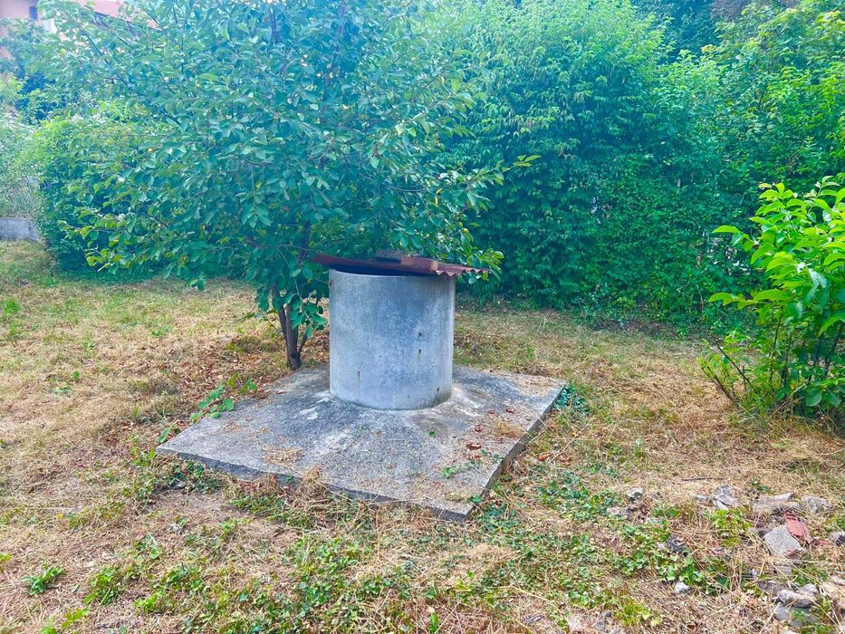 Къща с двор и кладенец