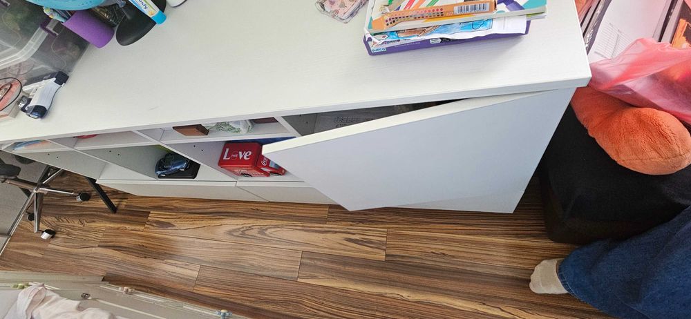 Продавам бял шкаф/скрин