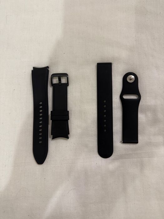 Продам смарт часы. 
Samsung galaxy watch 4 classic + два ремешка