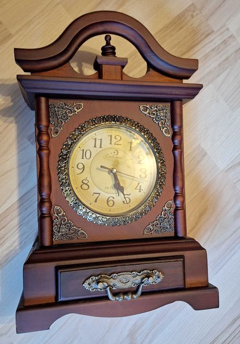 Ceas perete sau birou lemn maro venge cu sertar