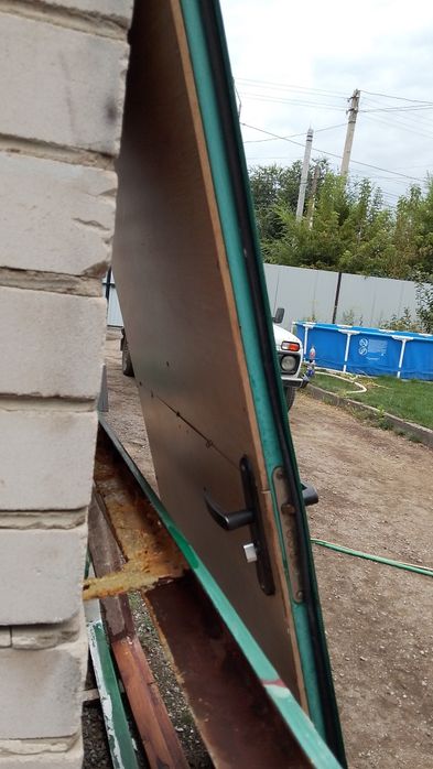 Продам железную дверь