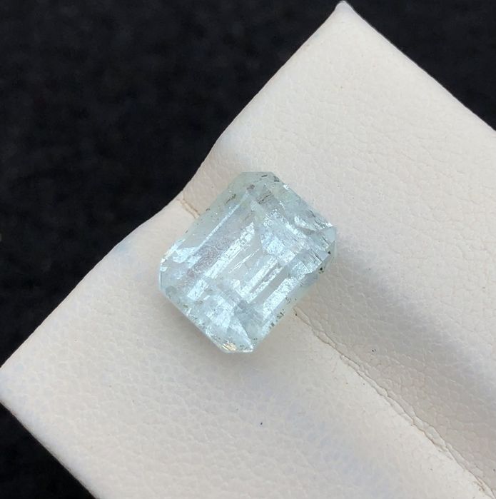 Аквамарин светло син