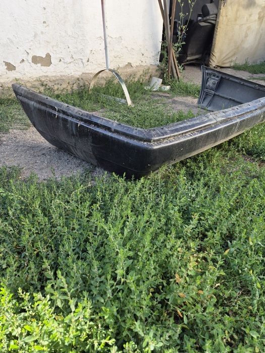 Продам задний бампер на 124 ешка