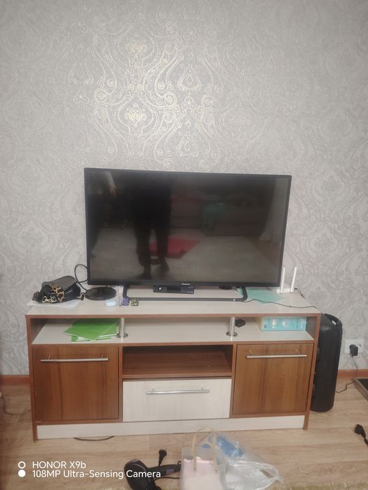 Телевизор с тумбочкой.