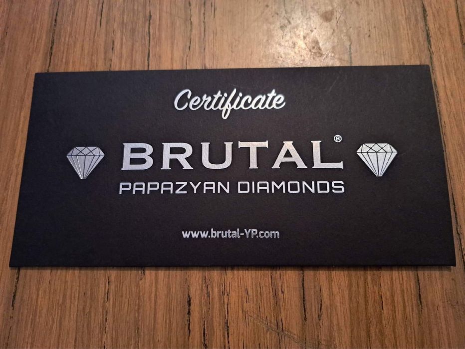 Бижу с инкрустиран диамант в него