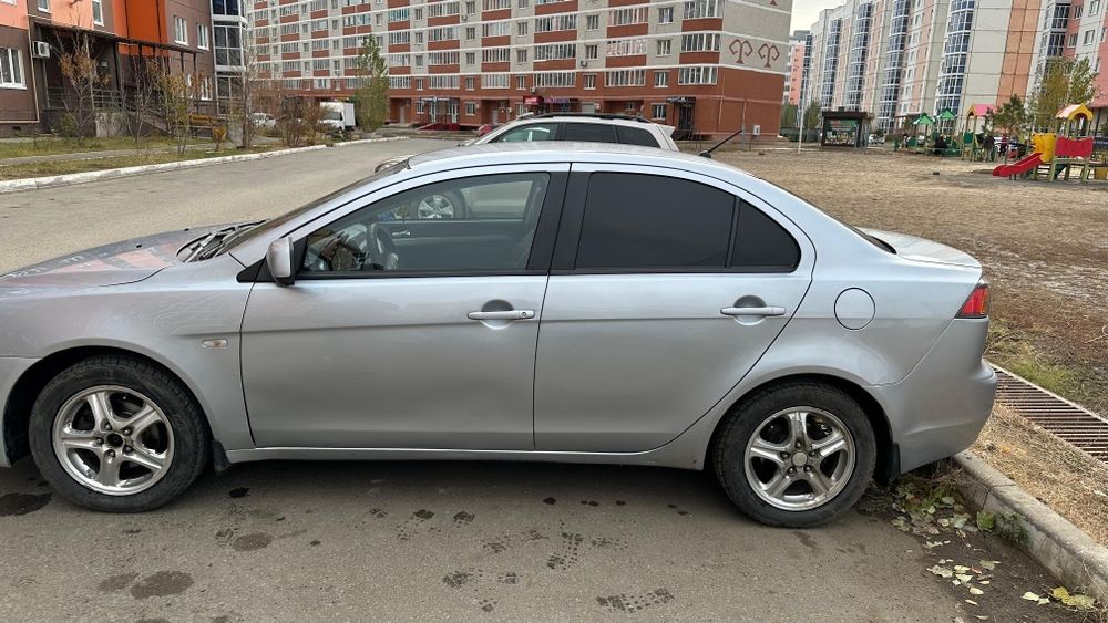 Машина Лансер  2011