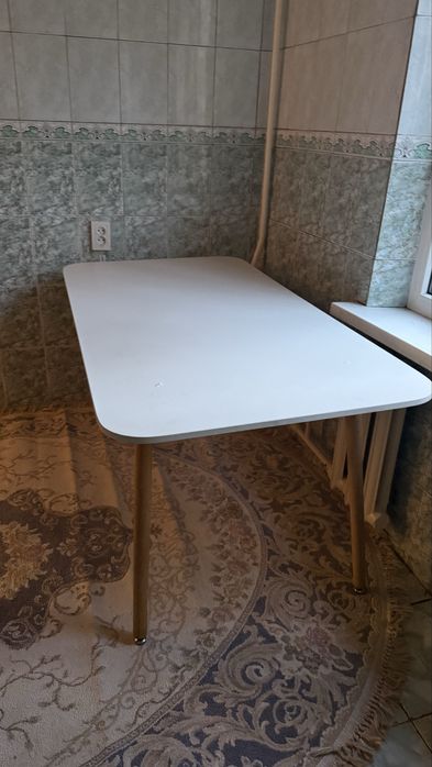 Кухонный стол в хорошем состоянии, продаётся без стульев.
