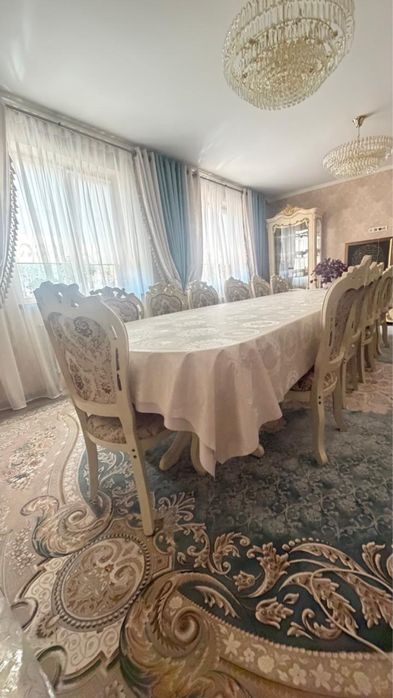 Стол и стуля для гостинной