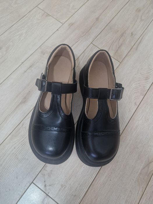 Продаю туфли для девочки-подростка