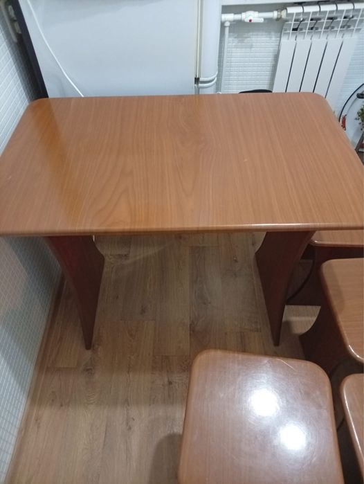 Продаю стол с табуретками