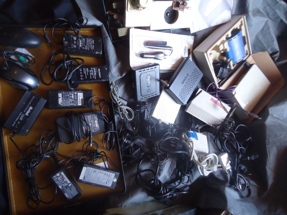 Набор зарядок от различной техники ноутбуки и телефоны и интернет