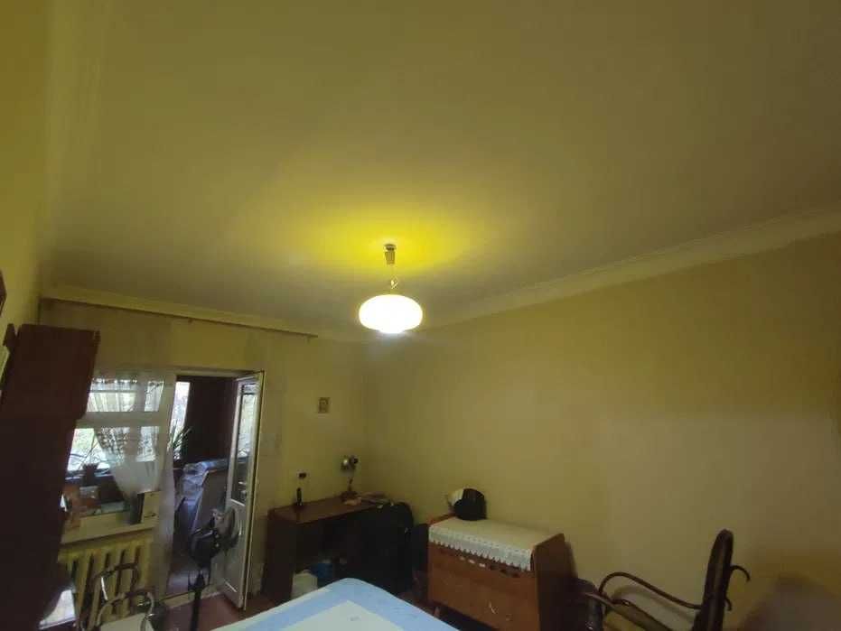 Вторичка 3 комнатная требует ремонта, супер локация вдоль дороги