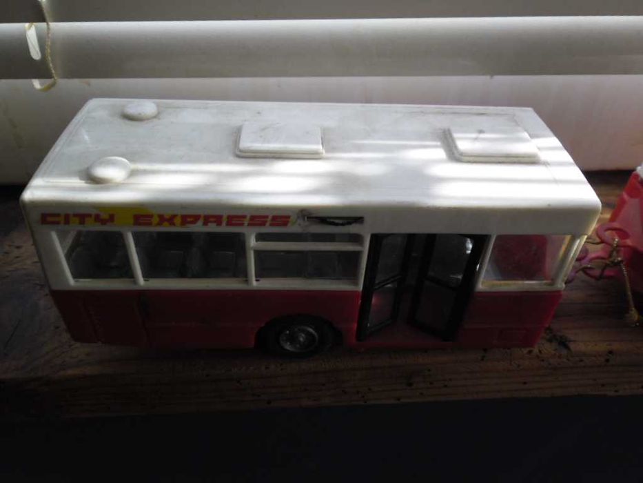 Продавам голям рейс с ремарке и 1 бр. пластмасова количка и други