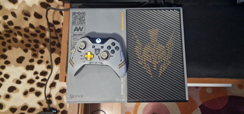 Vând Xbox One Call of Duty Edition