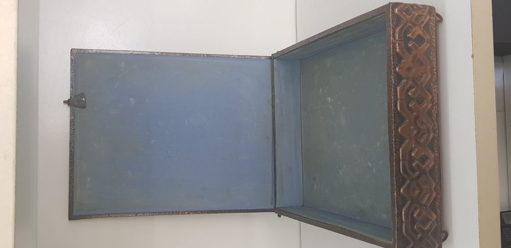 Стара кутия от дърво и обков от мед