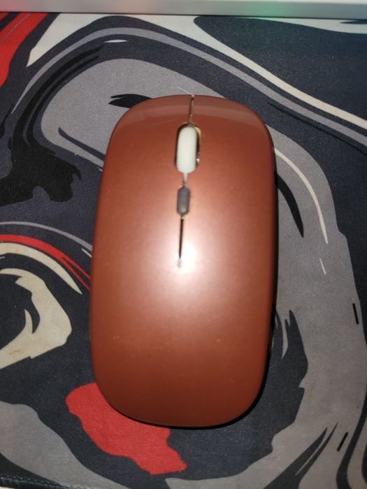 Un mouse roz este tor în funcționare doar rotita nu merge