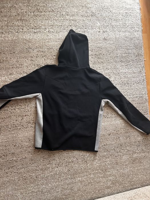 Tech fleece gri cu negru (livrez doar in pitesti)