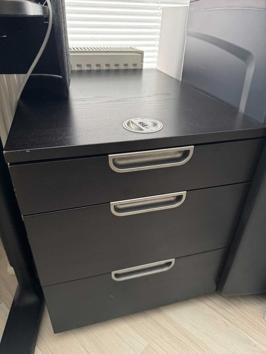 Продавам луксозно офис обзавеждане.