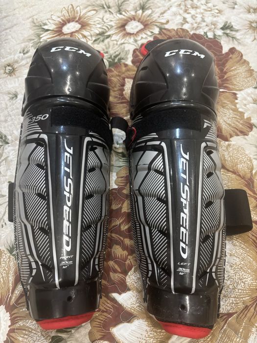 Продам коньки, шлем,  щитки б/у