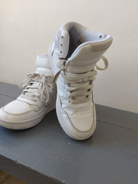 Бели кецове Адидас