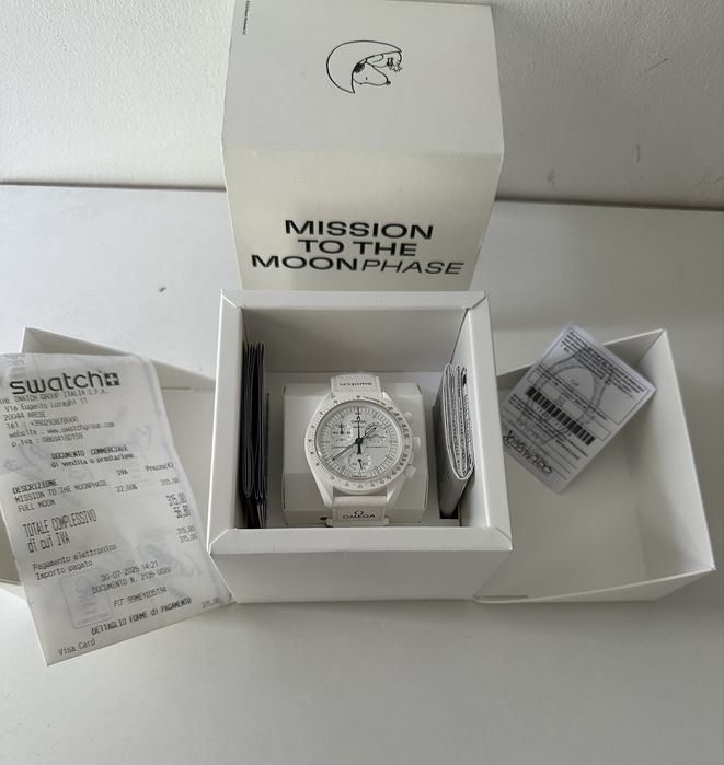 Omega x Swatch Moonswatch White Snoopy Edition. Nou in cutie.