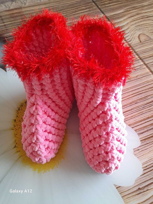 Топли  терлици чорапки и ботушки от плюшена прежда.