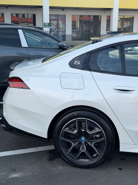 Bmw i5 35L 2024 15min probeg +dop optsiyaligi bazoviymas Body kit full