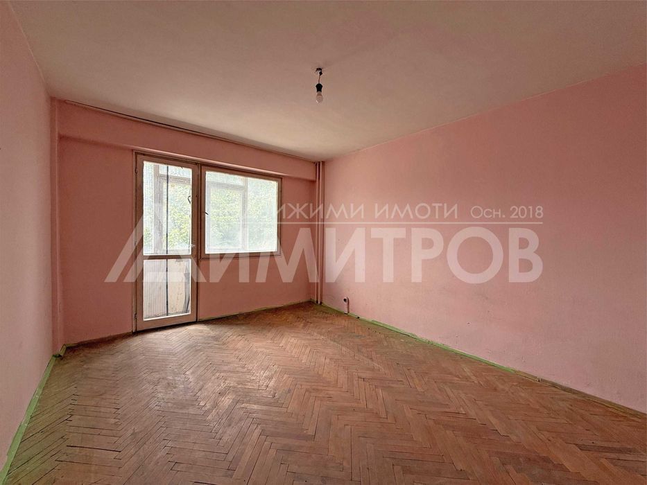 Продава гарсониера 40 м2. в центъра на гр. Нови пазар, САНИРАН жилищен блок. Нисък етаж.