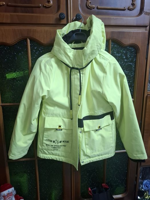 Продам куртку на девочку