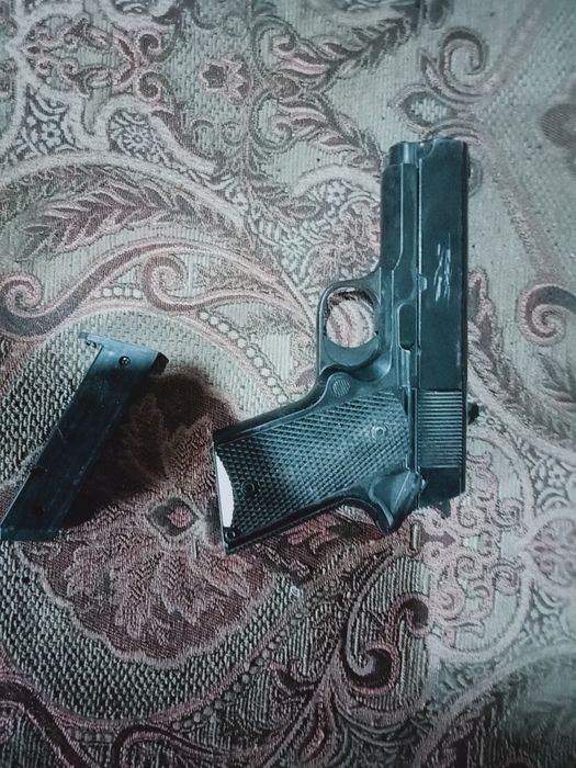 Продам игрушечный железный пистолет