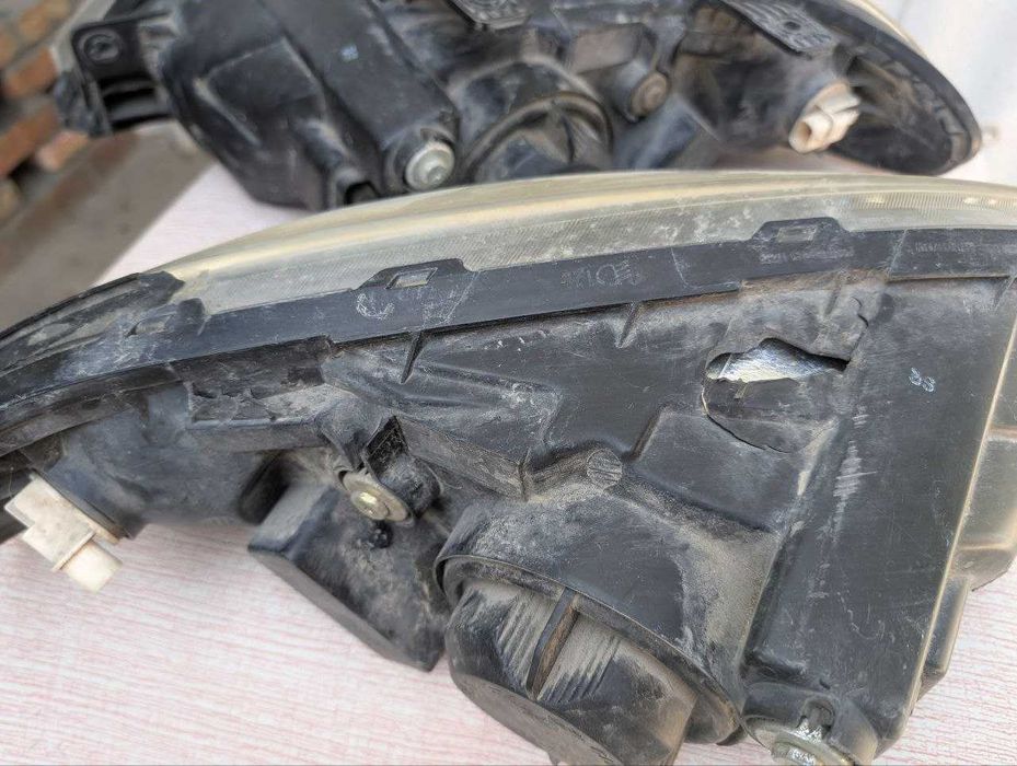 Б/У фары Jentra 2 шт. у одной с левой стороны сломанны петли