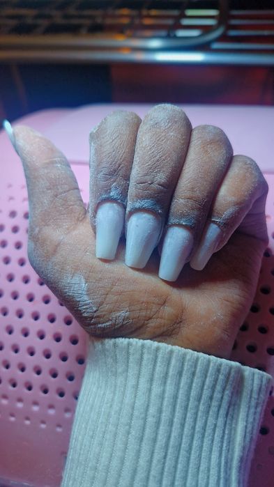 unghii albe cu french violet intens și strălucitor