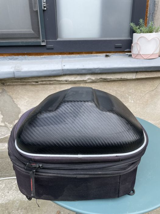 Vînd geantă moto,capac fibră carbon.