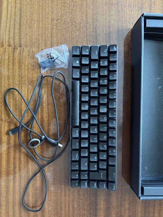 Продавам геймърка клавиатура asus rog Falchion