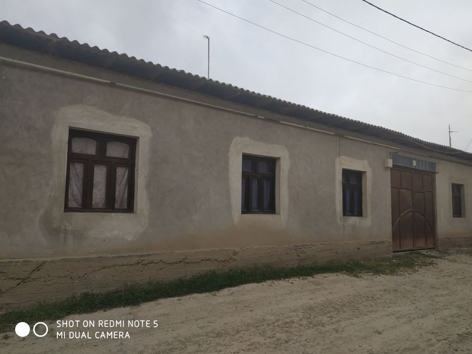 Uy 4,3 sotx sotiladi xamma sharoitlari bor gaz,svet,suv bor 4 xona