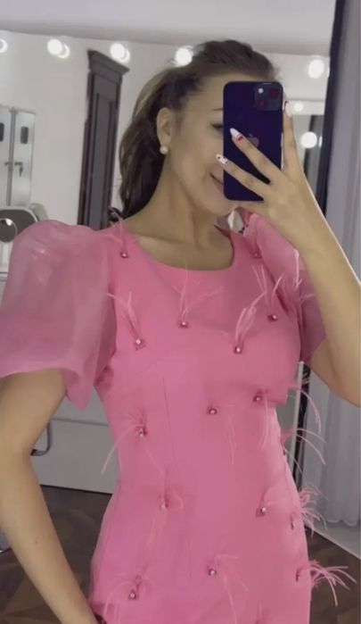 Яркое платье с перьями