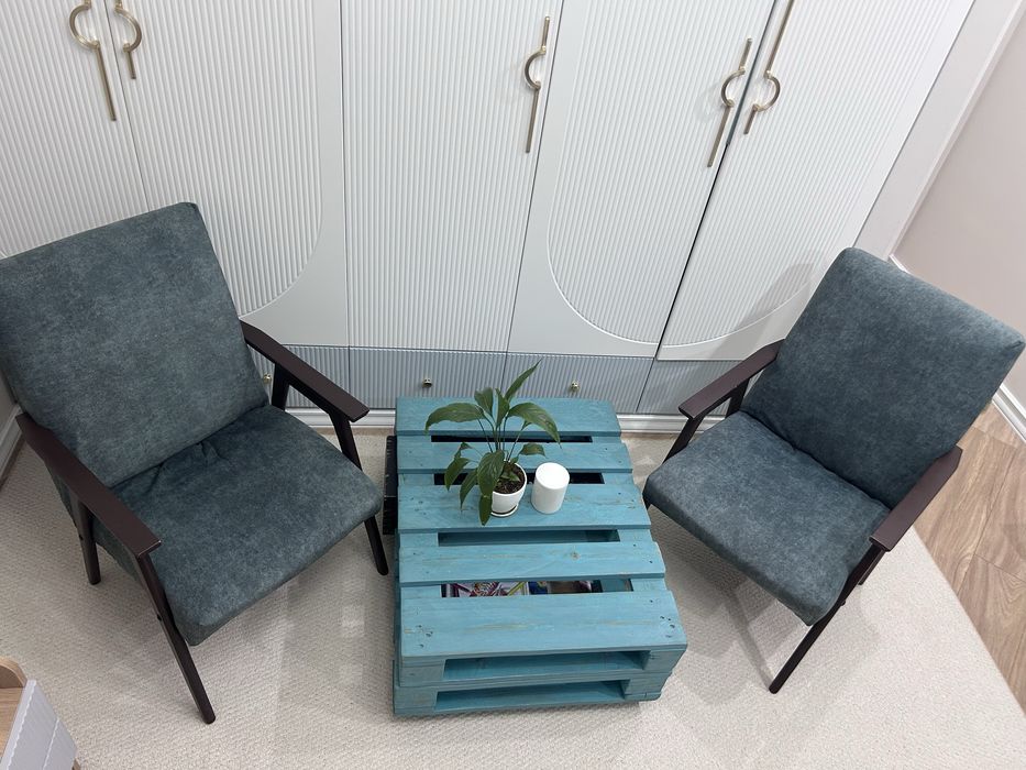 Винтажные кресла и столик