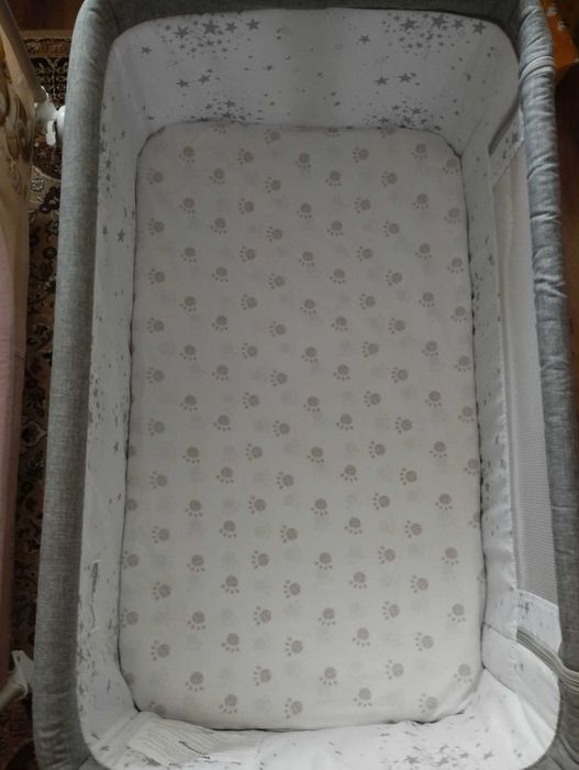 Продавам легло тип "Next to me" на немската марка Kesser. Цвят светло сиво - в чудесно състояние.