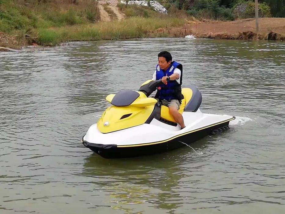 ЛУКСОЗНИ Jet Ski (3 местна) (4-тактов, 1400 коня) (4 ЦВЯТА)