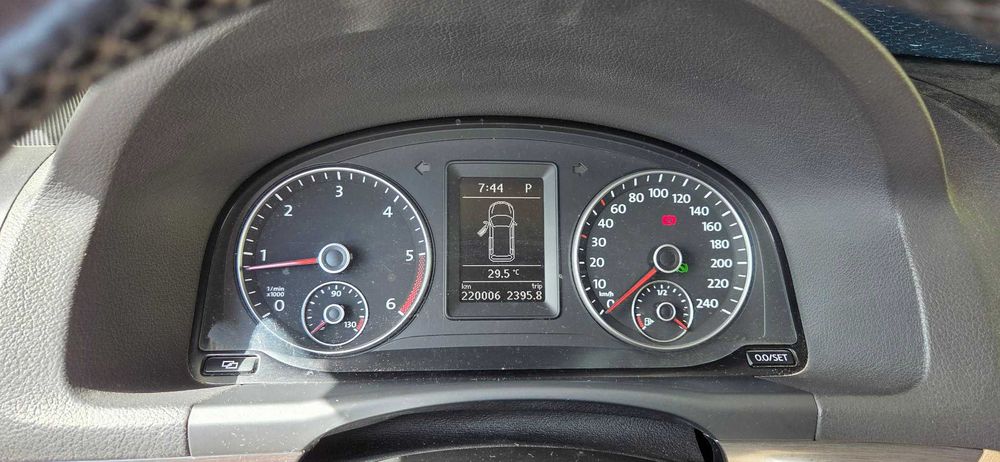 VOLKSWAGEN Touran 2011 — imagine 3
