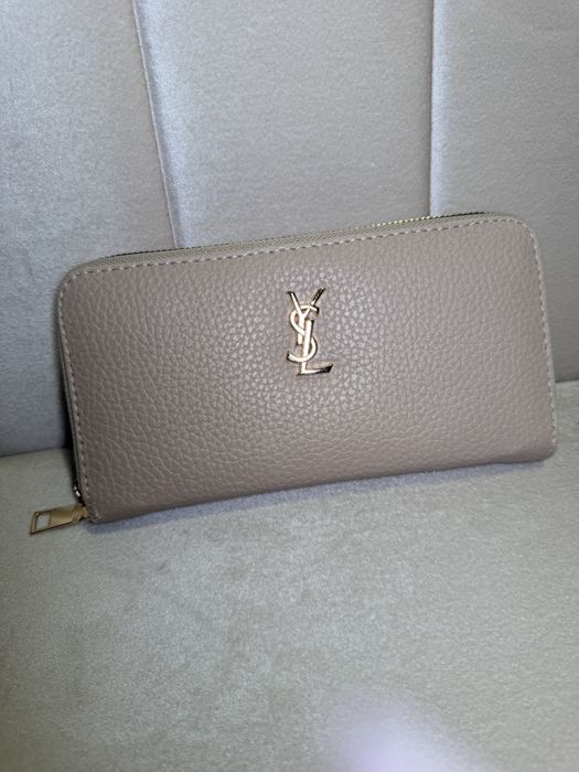 Portofel Yves Saint Laurent- bej cu logo auriu