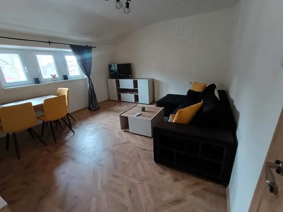 Дава се под наем Тристаен апартамент в Пловдив, Център - 120 кв.м за 775 € - Снимка #1