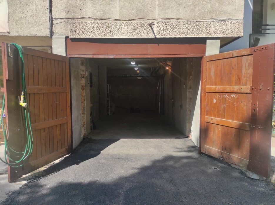 Гараж,Център,партер,ток(зареждане),вода,затв.комплекс