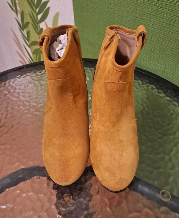 Botine de culoare camel din piele întoarsă, mărimea 38 Lola Gonzales