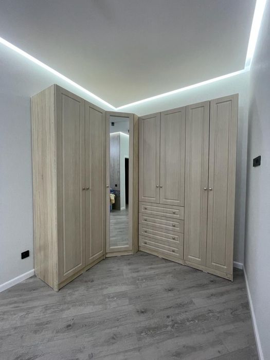 Большой угловой шкаф для одежды с зеркалом и полками