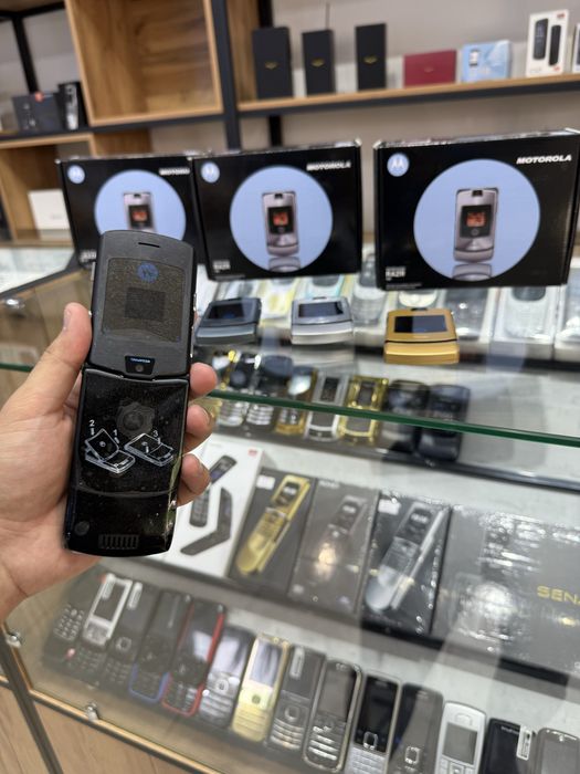 Motorola Rezr V3 i  LEGENDA новый пачка