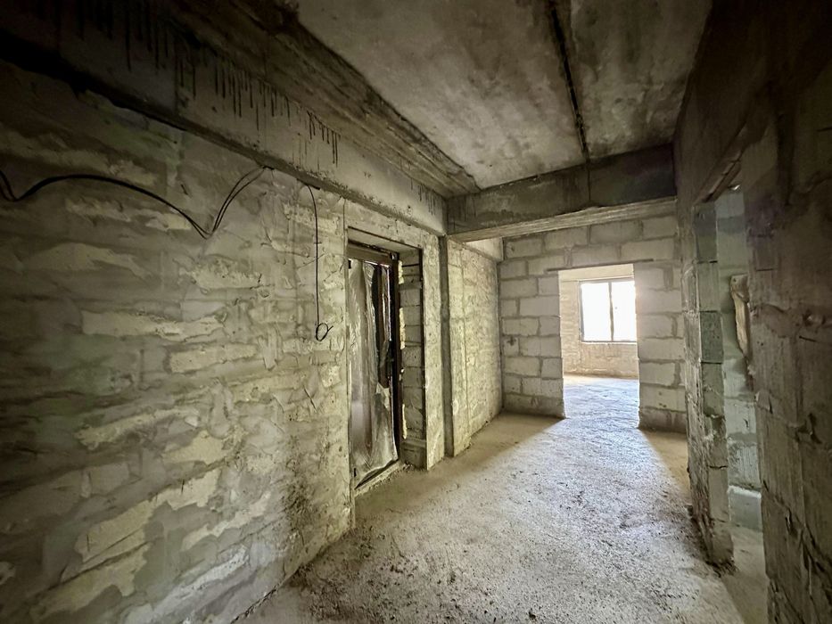 3х ком. квартира, на 1 этаже. Фамили парк