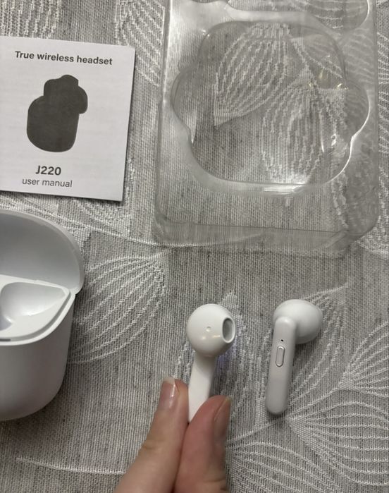 Vând Căști Wireless JBL TUNE 220, albe, noi, in cutie.
