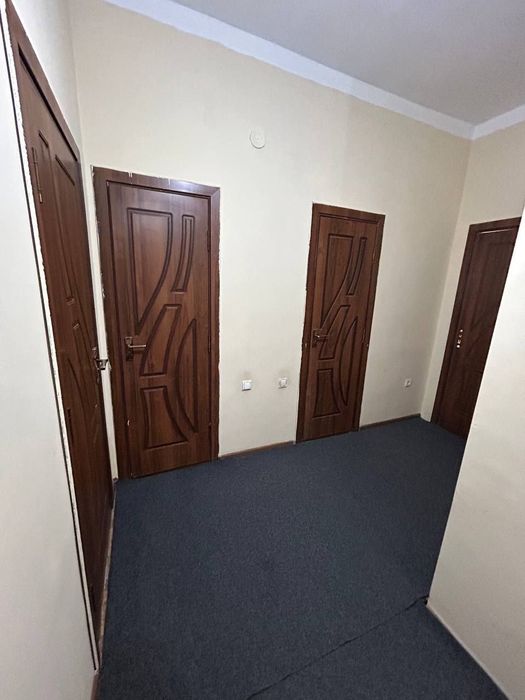 Shahar markazidan uy sotiladi