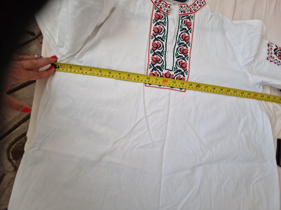 Продавам дълга риза с българска бродерия.